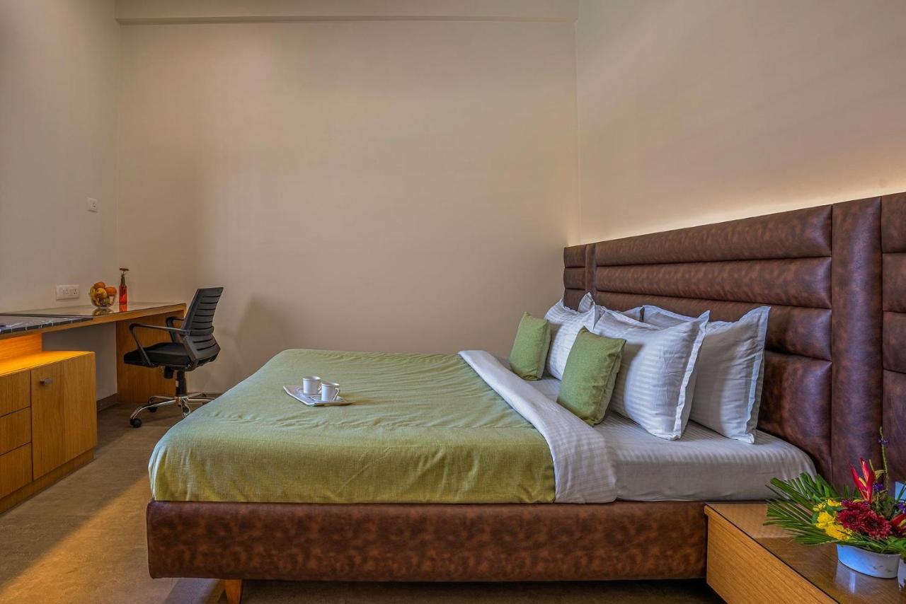 Stayvista'S Le Bon Horizon - Hillside Elegance With Chic Interiors, Poolside Serenity & Picturesque Gazebo - Proximity To Sula Насик Экстерьер фото