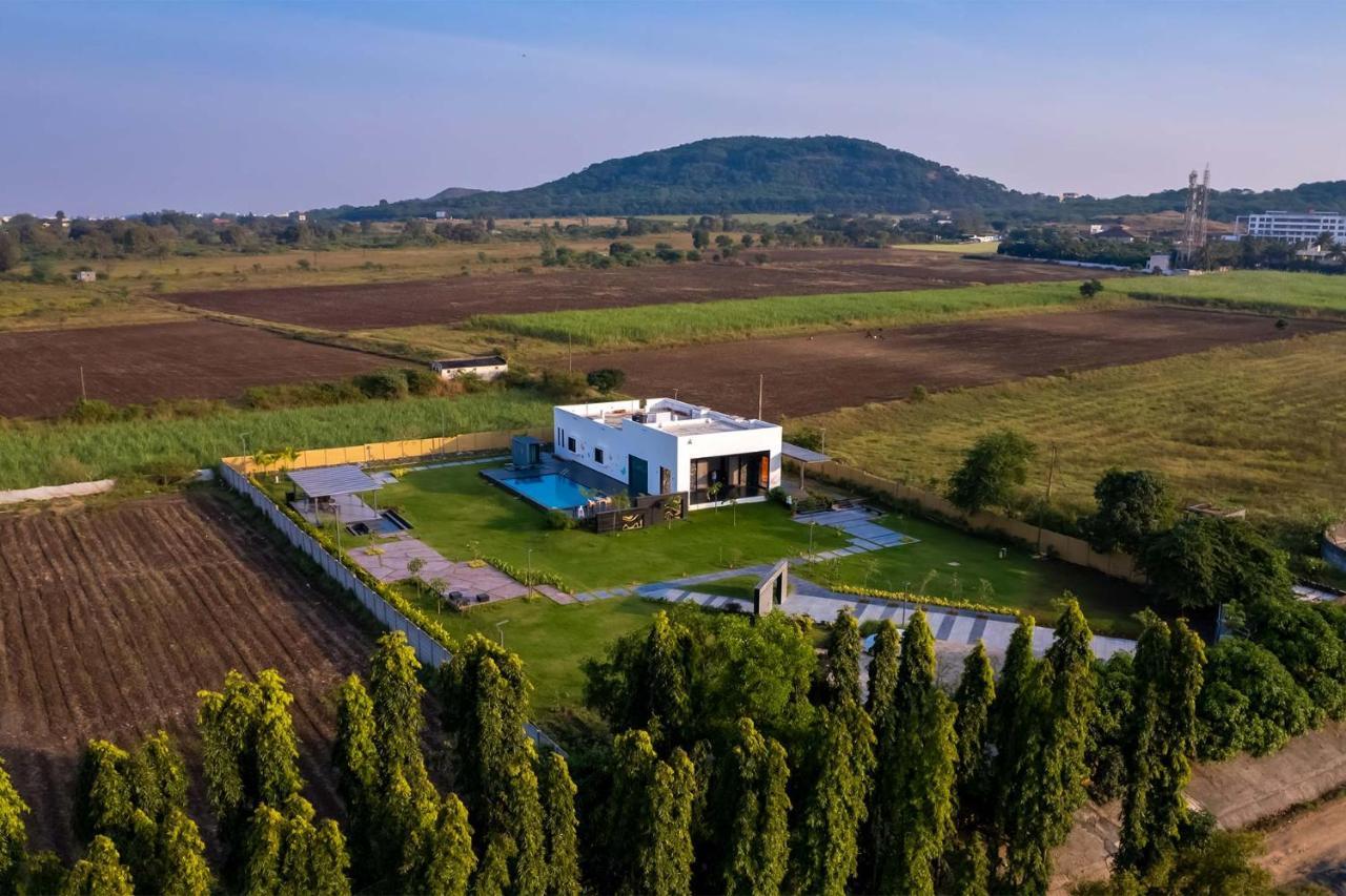 Stayvista'S Le Bon Horizon - Hillside Elegance With Chic Interiors, Poolside Serenity & Picturesque Gazebo - Proximity To Sula Насик Экстерьер фото